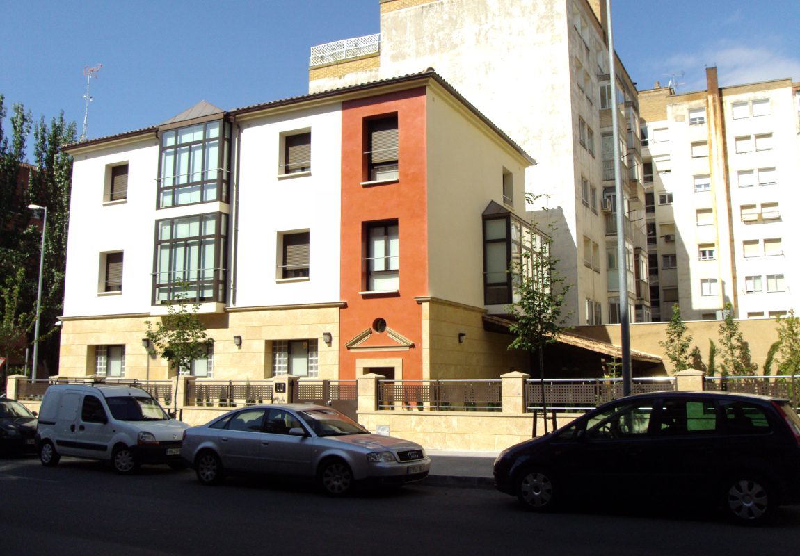 Rehabilitación integral de vivienda aislada en Calle Doña Sancha en Huesca